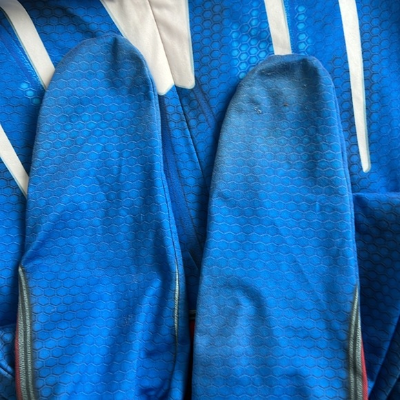 🕷️SPIDERMAN 1 PIECE COSTUME. Length should to toe 55” inseam to toe 29” pit 16” - Picture 6 of 8